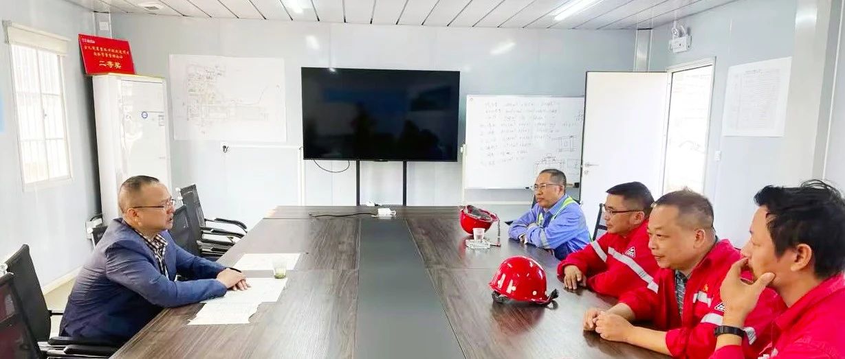 化機公司黨委書記、董事長、總經(jīng)理楊中澤到楚星項目現(xiàn)場辦公